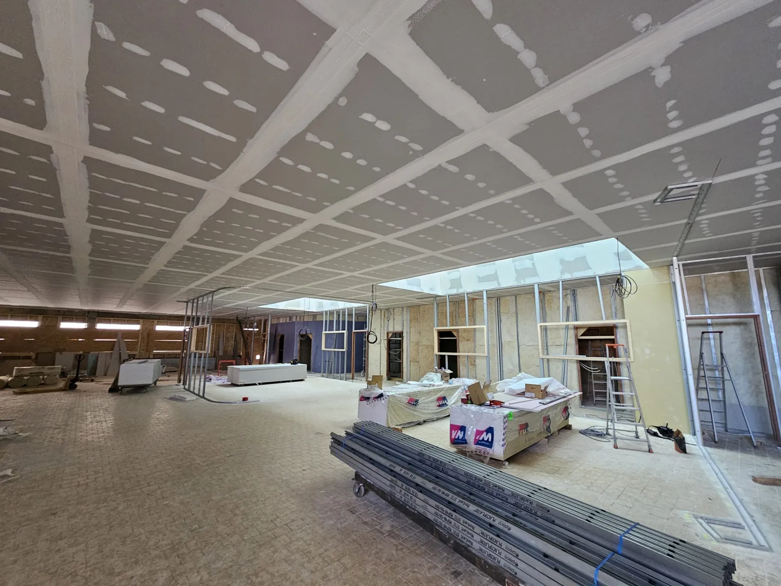 Chantier du plaquiste SYTHAC près de Cholet : pose de plafond en plaques de plâtre et d'ossatures de cloisons sèches