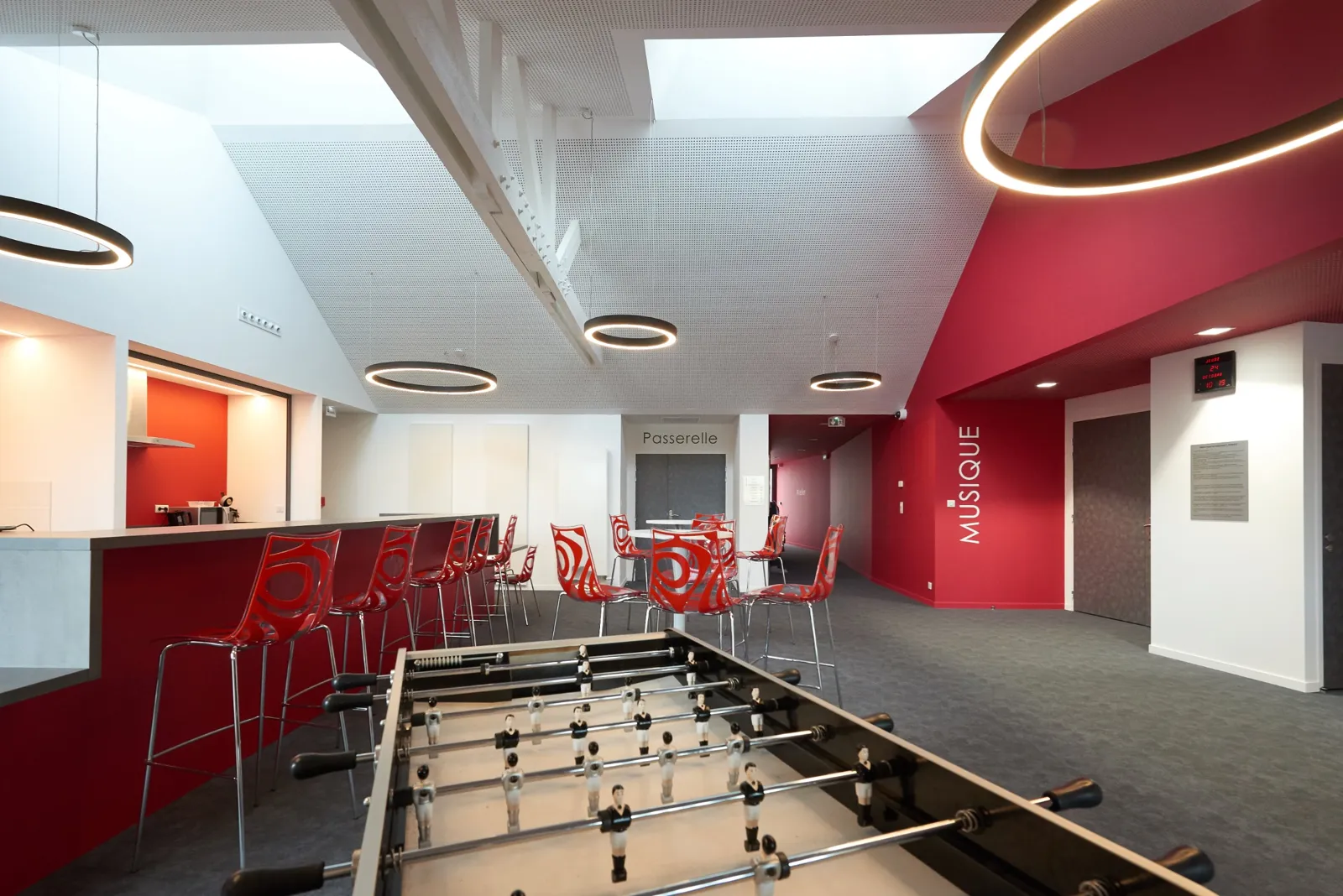 Espace de loisirs avec plafond acoustique perforé et cloisons réalisés par SYTHAC