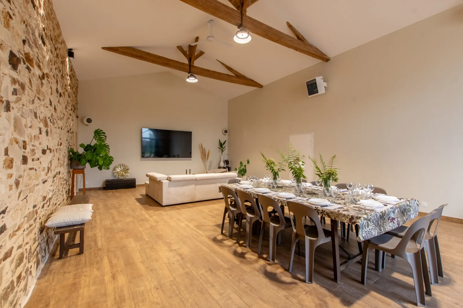 Rénovation d'une salle sous charpente apparente : isolation et plafond par SYTHAC